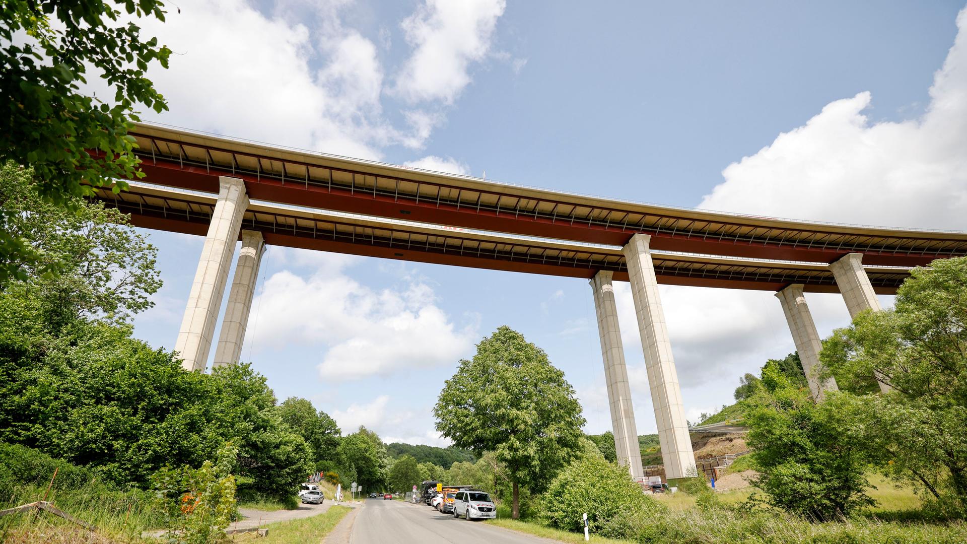 Das Bild zeigt die neu errichtete Talbrücke Rinsdorf an der A45 im Siegerland. 
