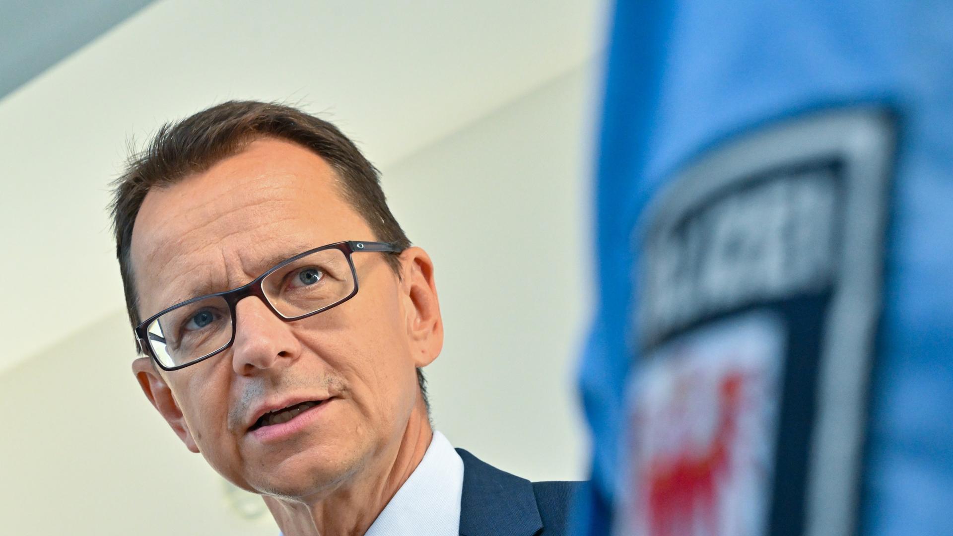 Jörg Müller, Leiter des Brandenburger Verfassungsschutzes, nimmt an der Fachtagung Hasskriminalität am Cottbusser Messegelände teil. 