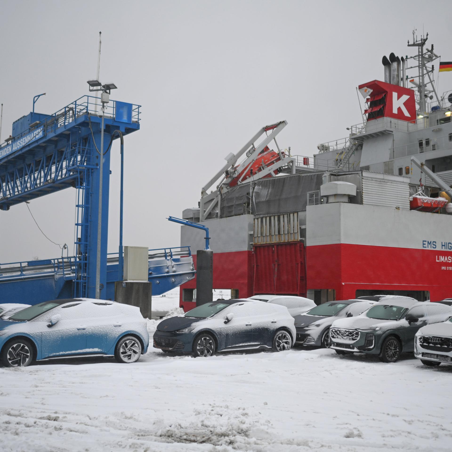 Emden: Zahlreiche zugeschneite Autos stehen vor dem RoRo Frachter Ems Highway. 