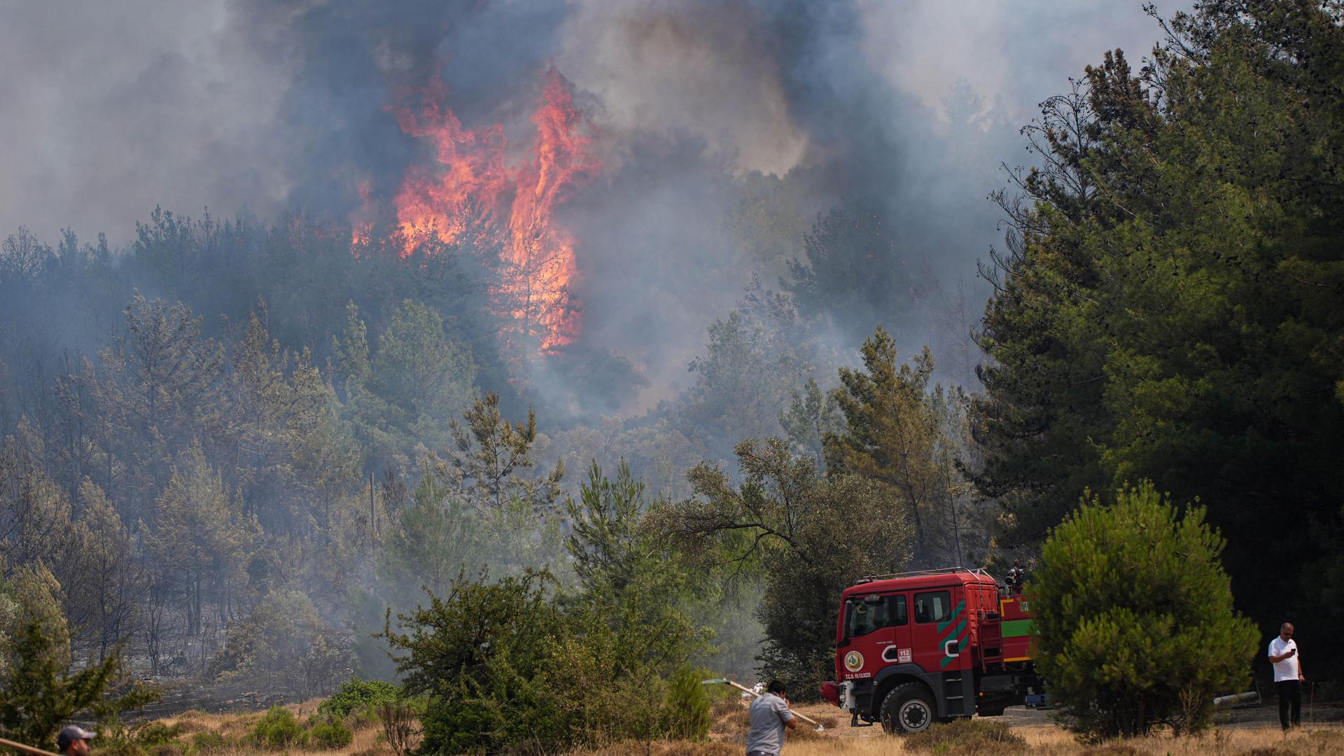 Feuerwehrleute versuchen in der Nähe von Izmir einen Waldbrand unter Kontrolle zu bringen. Feuerwehrleute versuchen in der Nähe von Izmir einen Waldbrand unter Kontrolle zu bringen.