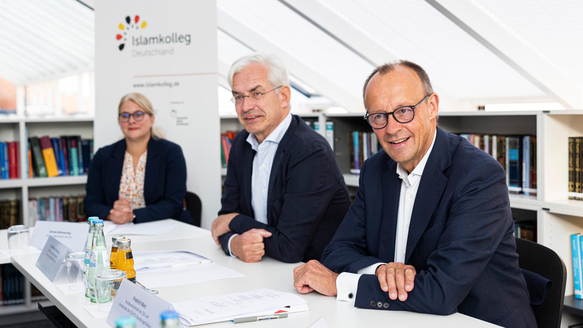 Osnabrück: Friedrich Merz (r-l), Bundesvorsitzender der CDU, Mathias Middelberg (CDU), Mitglied des Deutschen Bundestages, und Verena Kämmerling (CDU), Mitglied des Niedersächsischen Landtages, sitzen bei einem Besuch in Räumlichkeiten vom Islamkolleg Deutschland e.V..