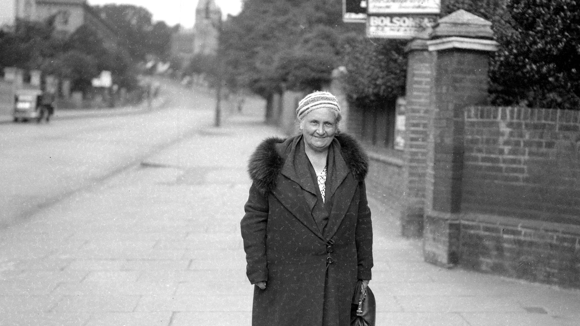 Dr Maria Montessori steht auf einer Straße. Dr Maria Montessori steht auf einer Straße.