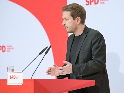 Der Generalsekretär der SPD, Kevin Kühnert, am Rednerpult. 