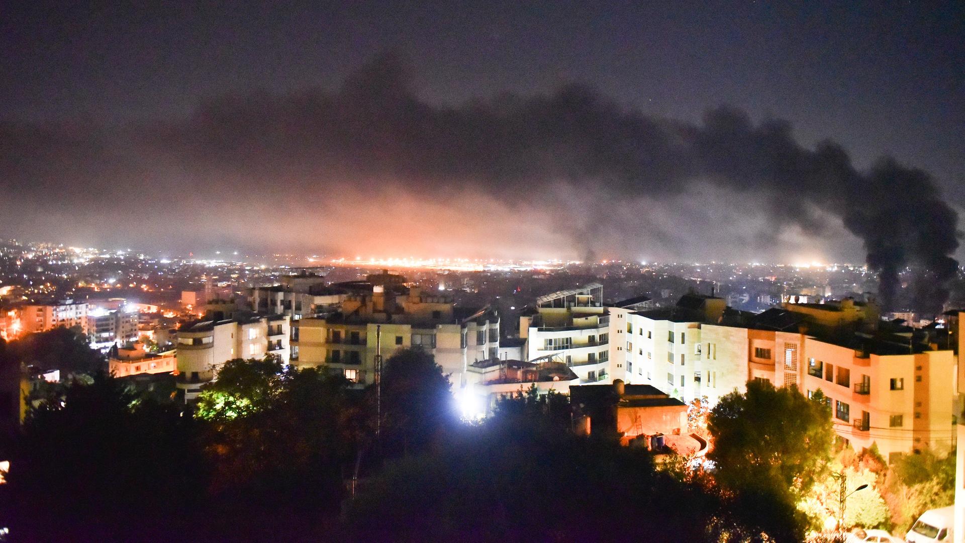 Blick auf das Gebiet Dahieh südlich von Beirut, bei dem Rauchwolken aus dem Gelände aufsteigen. 