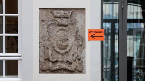 Schilder mit der Aufschrift:“ Wahlraum“ weisen am historischen Rathaus in Bonn auf den Zugang zu dem Wahlraum hin.
