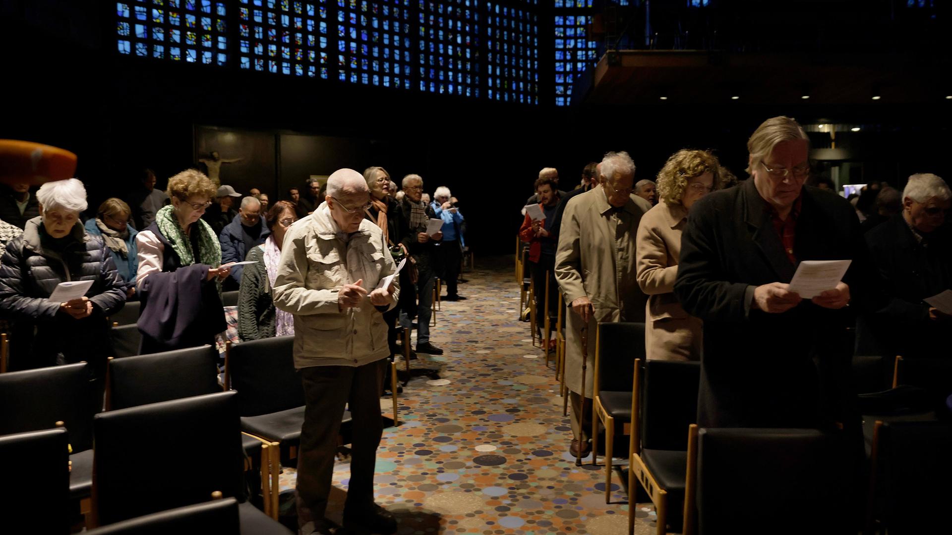 Menschen singen bei einem Gottesdienst für Israel, für Frieden und für die Freilassung der von der Hamas verschleppten israelischen Geiseln.