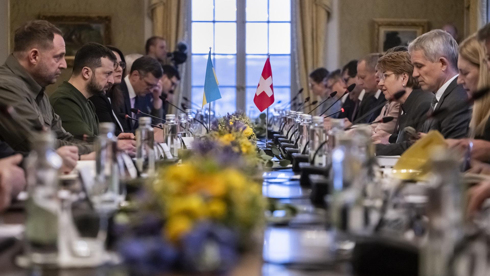 Eine Delegation aus der Ukraine sitzt mit einer schweizer Delegation am 15.1.2024 an einem Tisch 