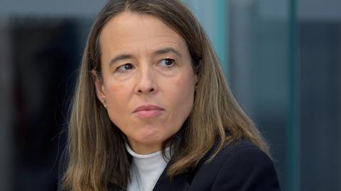 Die Ökonomin und Wirtschaftsweise Ulrike Malmendier blickt ernst an der Kamera vorbei.