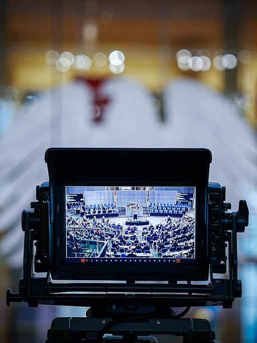 Eine Kamera filmt das Plenum des Bundestags während der Sitzung.
