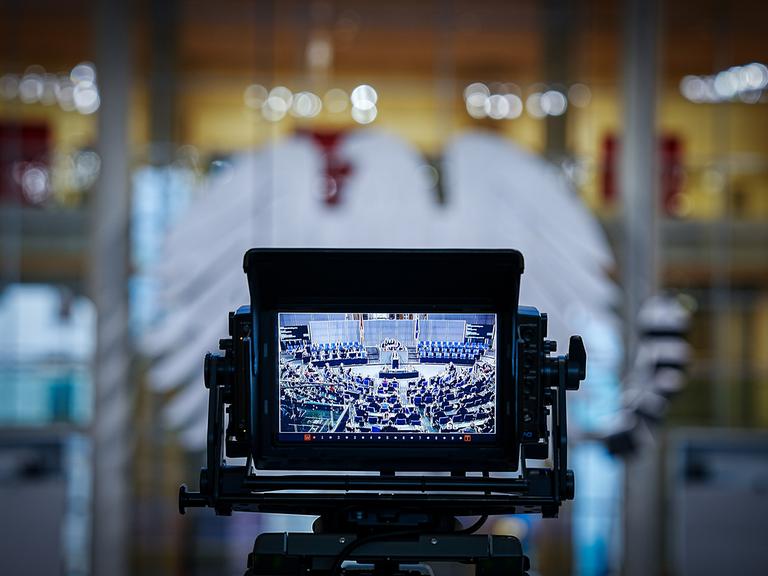 Eine Kamera filmt das Plenum des Bundestags während der Sitzung.
