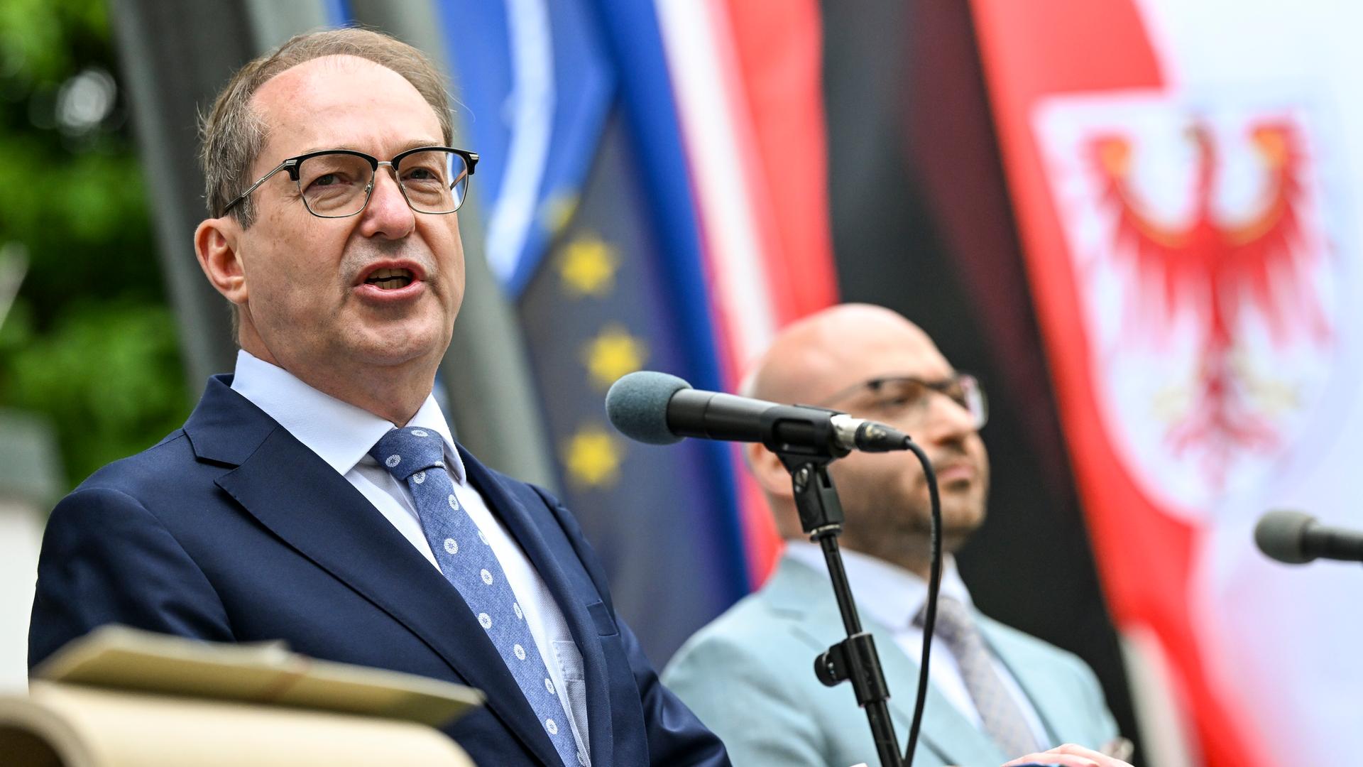 Bundesinnenminister Alexander Dobrindt (l,CSU), spricht bei der Eröffnung der Außengrenzeinrichtung des Landes Brandenburg am Flughafen BER. Bundesinnenminister Alexander Dobrindt (l,CSU), spricht bei der Eröffnung der Außengrenzeinrichtung des Landes Brandenburg am Flughafen BER.