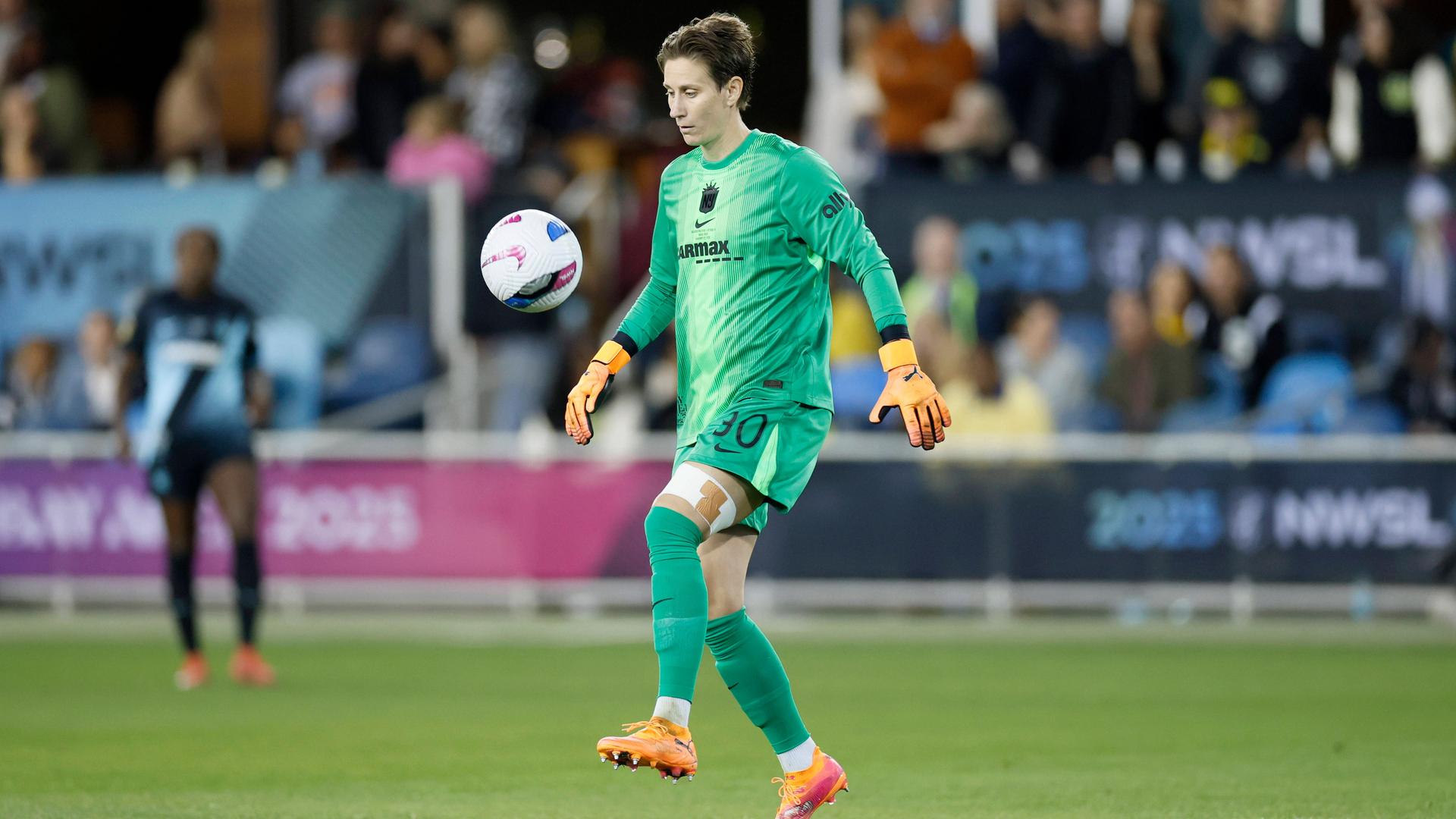 Torhüterin Ann-Katrin Berger bei einem Spiel in der amerikanischen National Women’s Soccer League am Ball.