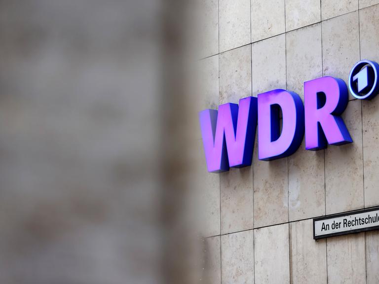 Logo des WDR am Westdeutschen Rundfunk Köln. (Themenbild, Symbolbild) Köln, 25.12.2021 *** Logo of WDR at Westdeutscher Logo des WDR am Westdeutschen Rundfunk Köln. (Themenbild, Symbolbild) Köln, 25.12.2021 *** Logo of WDR at Westdeutscher