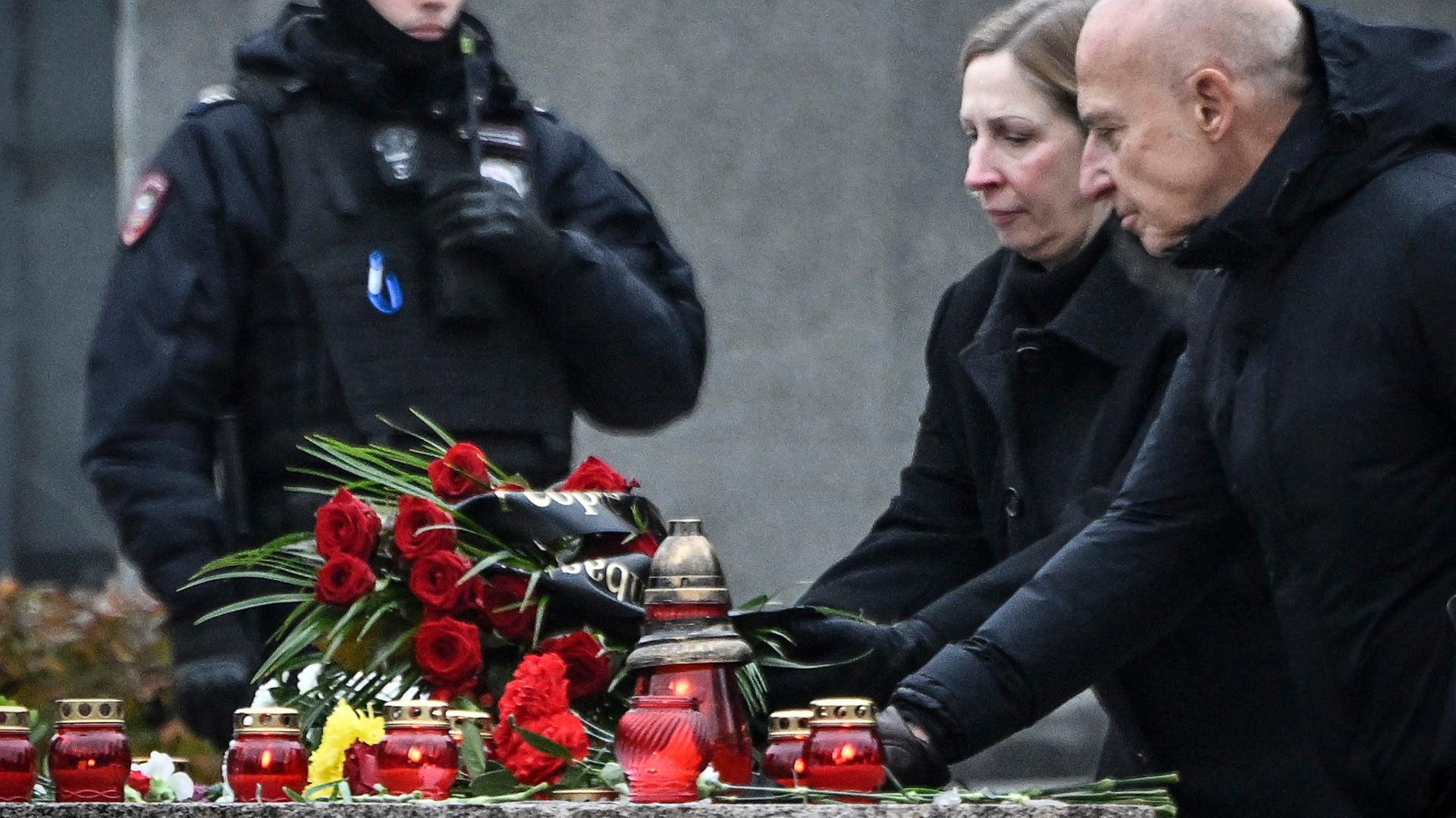 Lynne Tracy am Solowezki-Stein in Moskau, einem Mahnmal für die Opfer politischer Unterdrückung, das zu einem Gedenkort für Nawalny geworden ist. Auf dem Stein stehen Blumen und Kerzen. Lynne Tracy am Solowezki-Stein in Moskau, einem Mahnmal für die Opfer politischer Unterdrückung, das zu einem Gedenkort für Nawalny geworden ist. Auf dem Stein stehen Blumen und Kerzen.