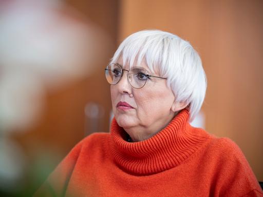 Claudia Roth, Staatsministerin für Kultur und Medien, gibt ein Interview in ihrem Büro im Kanzleramt.