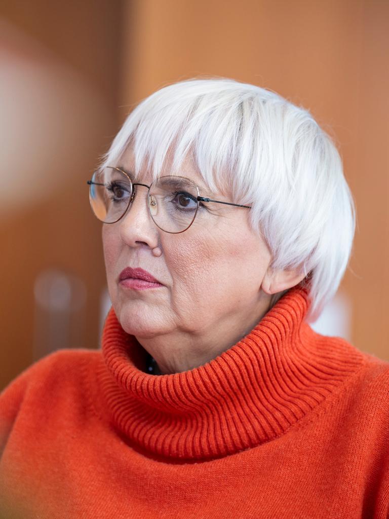 Claudia Roth, Staatsministerin für Kultur und Medien, gibt ein Interview in ihrem Büro im Kanzleramt.