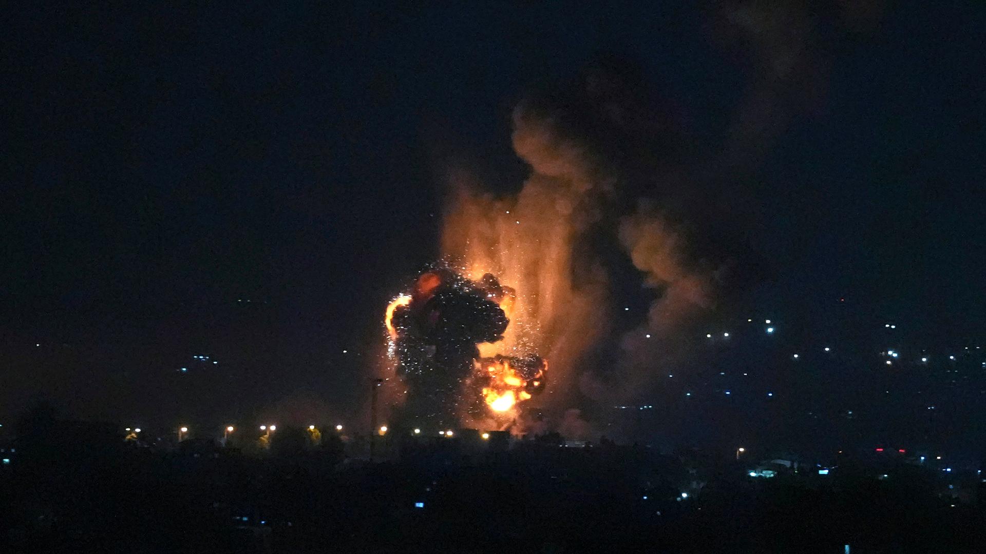 Das Foto ist eine Nachtaufnahme aus dem Gazastreifen. Zu sehen ist eine Explosion. Das Foto ist eine Nachtaufnahme aus dem Gazastreifen. Zu sehen ist eine Explosion.