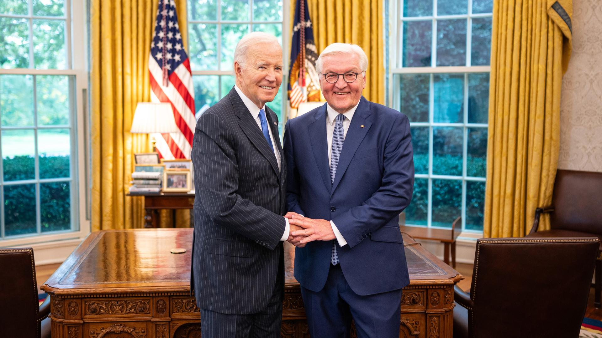 Das Bild zeigt Frank-Walter Steinmeier und Joe Biden im "Oval Office" des Weißen Hausen. Sie geben sich die Hände und lächeln in Richtung der Kameras.