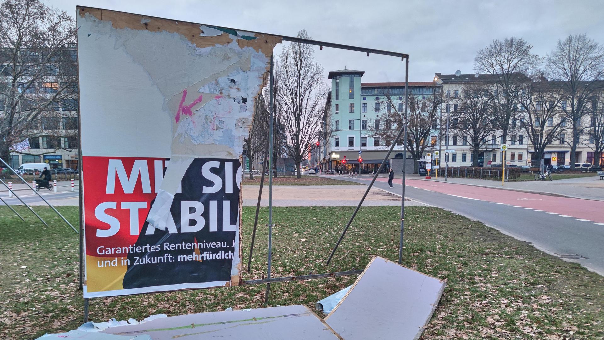 Ein großes SPD-Wahlplakat in einem Park wurde nahezu vollständig zerstört.