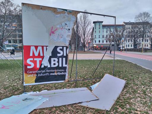 Ein großes SPD-Wahlplakat in einem Park wurde nahezu vollständig zerstört.