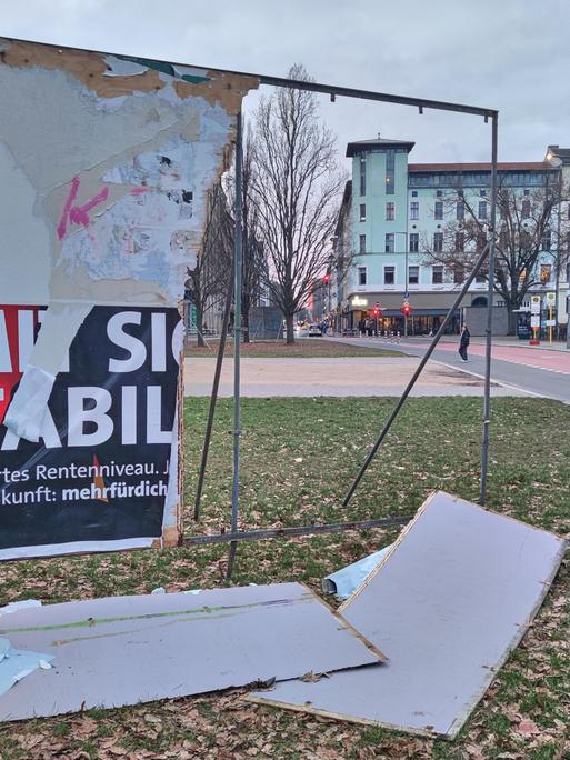 Ein großes SPD-Wahlplakat in einem Park wurde nahezu vollständig zerstört.