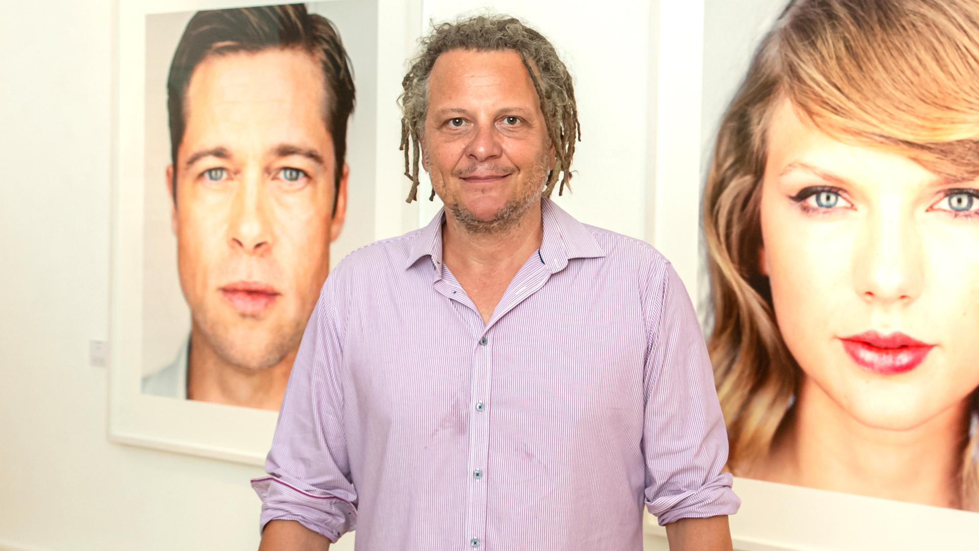 Martin Schoeller bei einer Ausstellungseröffnung vor zwei seiner Fotografien von US-Schauspieler Brad Pitt und US-Sängerin Tayler Swift Martin Schoeller bei einer Ausstellungseröffnung vor zwei seiner Fotografien von US-Schauspieler Brad Pitt und US-Sängerin Tayler Swift