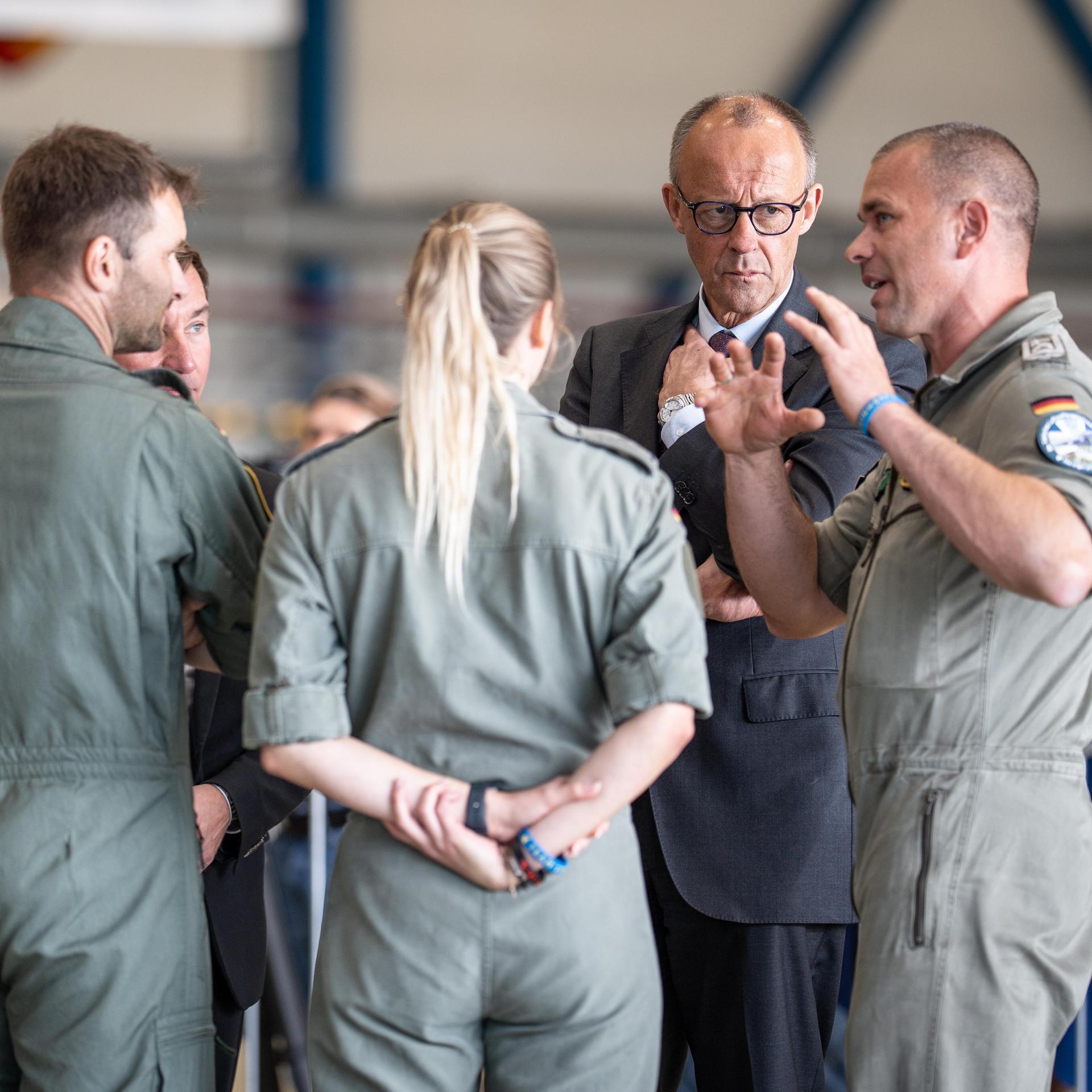 Deutsche Streitkräfte - Zehntausende Besucher beim Tag der Bundeswehr