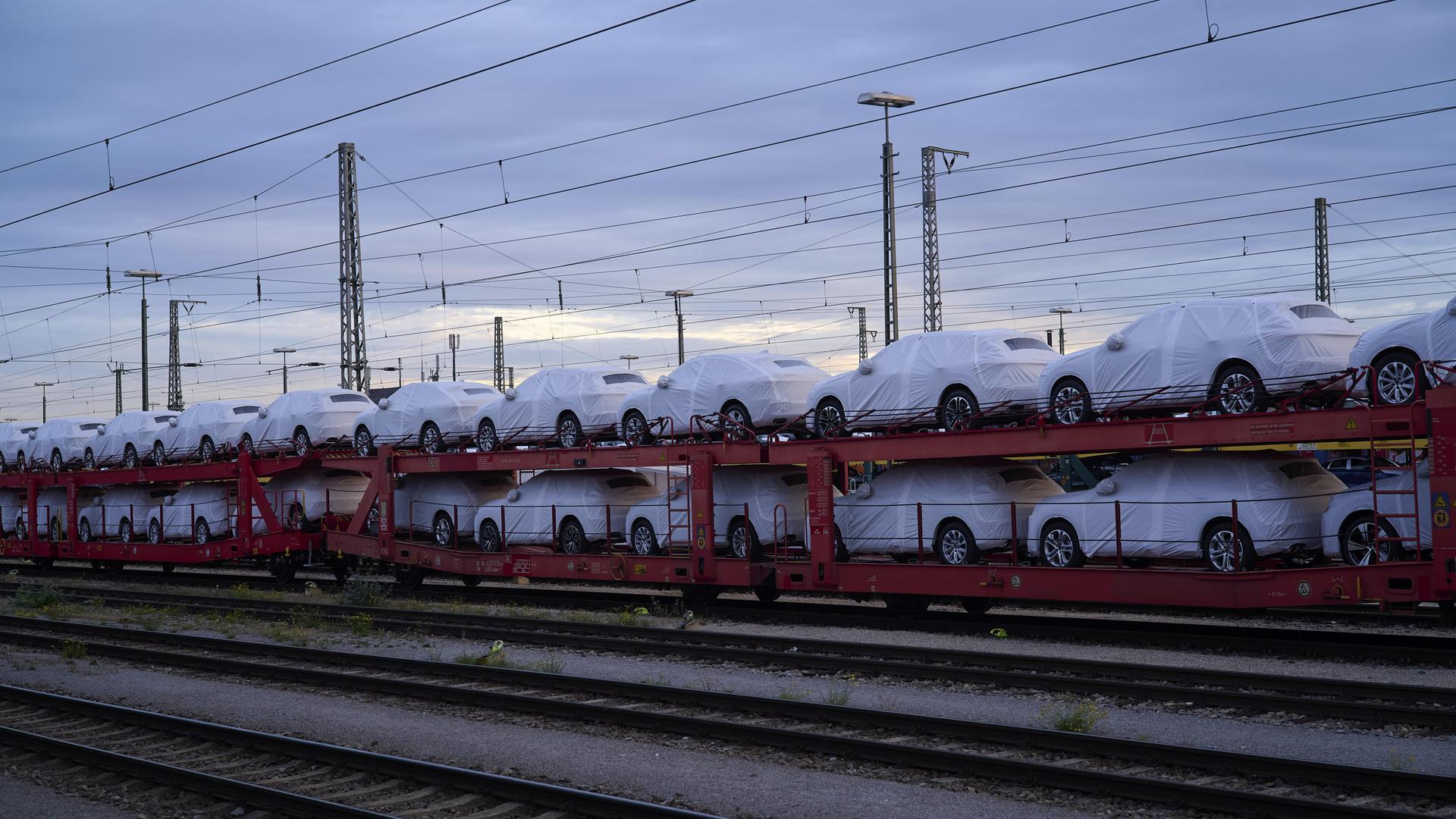 Verladene und abgedeckte Neuwagen auf einem Güterzug Verladene und abgedeckte Neuwagen auf einem Güterzug