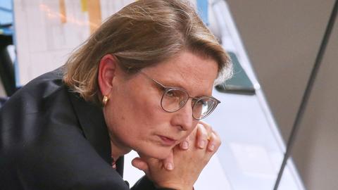 Bundesministerin der Justiz und für Verbraucherschutz Stefanie Hubig (SPD) hat während einer Bundestagssitzung ihr Gesicht auf ihre Hände gestützt.