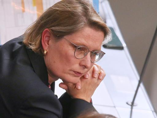 Bundesministerin der Justiz und für Verbraucherschutz Stefanie Hubig (SPD) hat während einer Bundestagssitzung ihr Gesicht auf ihre Hände gestützt. Bundesministerin der Justiz und für Verbraucherschutz Stefanie Hubig (SPD) hat während einer Bundestagssitzung ihr Gesicht auf ihre Hände gestützt.