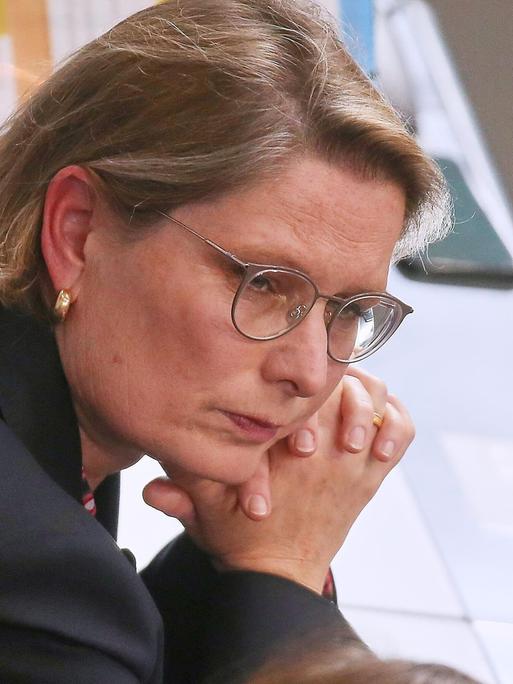 Bundesministerin der Justiz und für Verbraucherschutz Stefanie Hubig (SPD) hat während einer Bundestagssitzung ihr Gesicht auf ihre Hände gestützt. Bundesministerin der Justiz und für Verbraucherschutz Stefanie Hubig (SPD) hat während einer Bundestagssitzung ihr Gesicht auf ihre Hände gestützt.