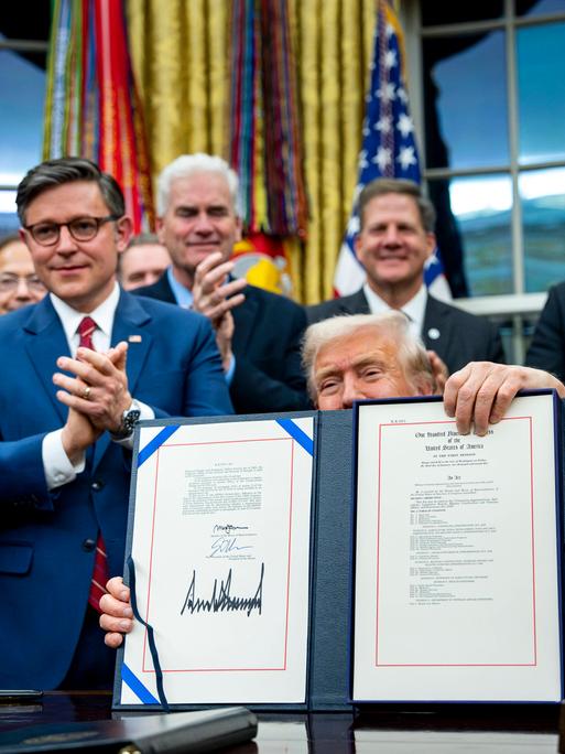 US-Präsident Donald Trump bei der Unterzeichnung des Gesetzes, mit dem der Rekord-Shutdown endete.