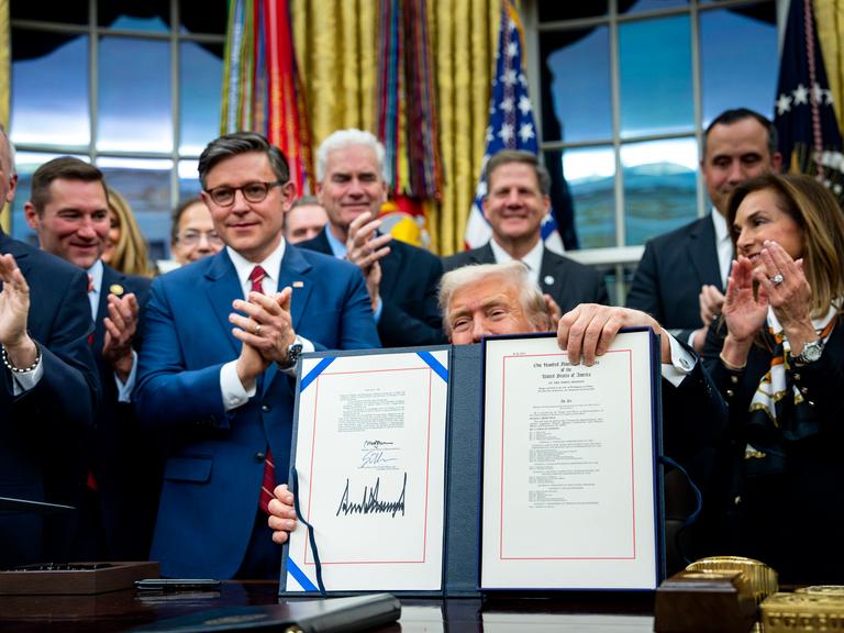 US-Präsident Donald Trump bei der Unterzeichnung des Gesetzes, mit dem der Rekord-Shutdown endete.