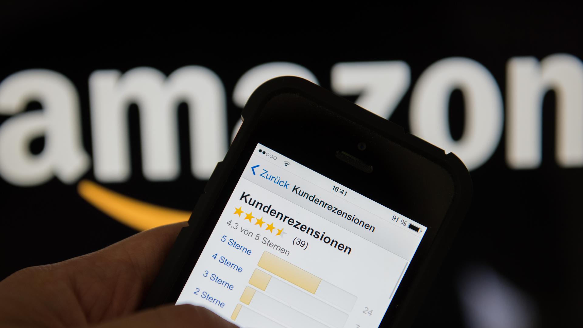 Kundenrezensionen für ein Amazon-Produkt sind auf einem Smartphone zu sehen. Kundenrezensionen für ein Amazon-Produkt sind auf einem Smartphone zu sehen.