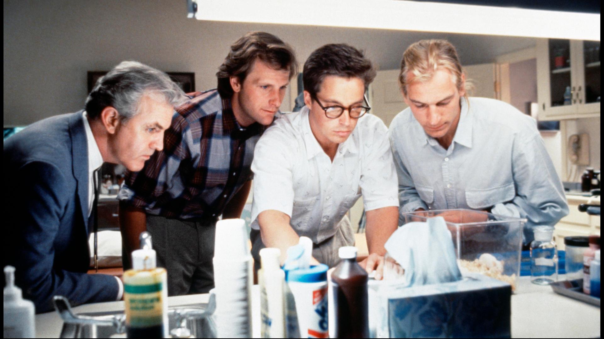 Filmszene aus ARACHNOPHOBIA von Frank Marshal aus dem Jahr 1990 mit den Schauspielern James Handy, Jeff Daniels, Brian McNamara und Julian Sands (von l. nach r.)