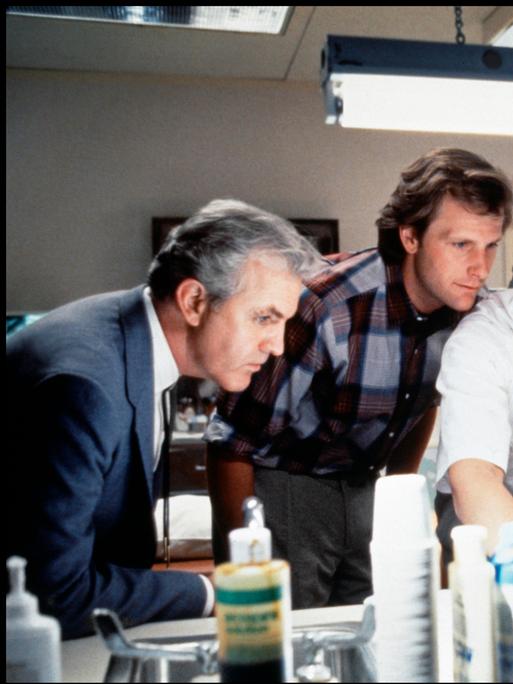 Filmszene aus ARACHNOPHOBIA von Frank Marshal aus dem Jahr 1990 mit den Schauspielern James Handy, Jeff Daniels, Brian McNamara und Julian Sands (von l. nach r.)