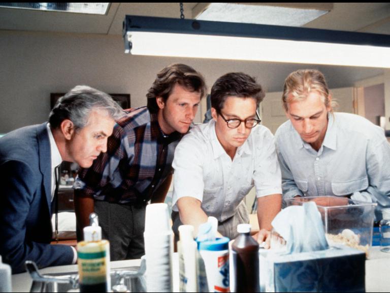 Filmszene aus ARACHNOPHOBIA von Frank Marshal aus dem Jahr 1990 mit den Schauspielern James Handy, Jeff Daniels, Brian McNamara und Julian Sands (von l. nach r.)