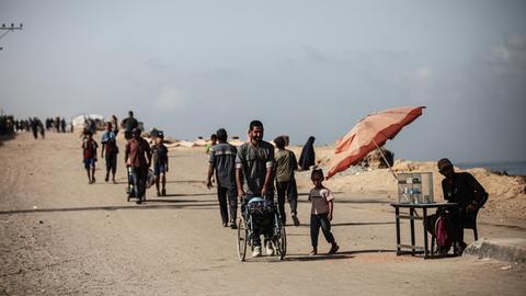 Palästinenser sind zu Fuß unterwegs in Gaza City im Gazastreifen.