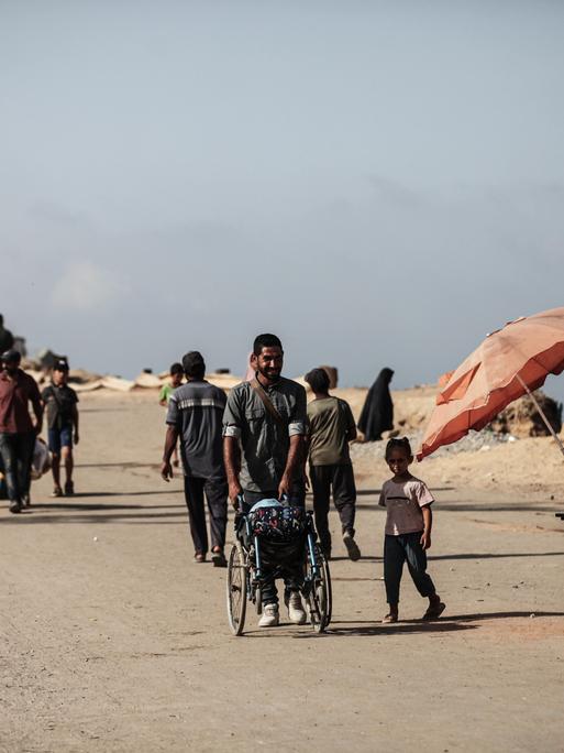 Palästinenser sind zu Fuß unterwegs in Gaza City im Gazastreifen.