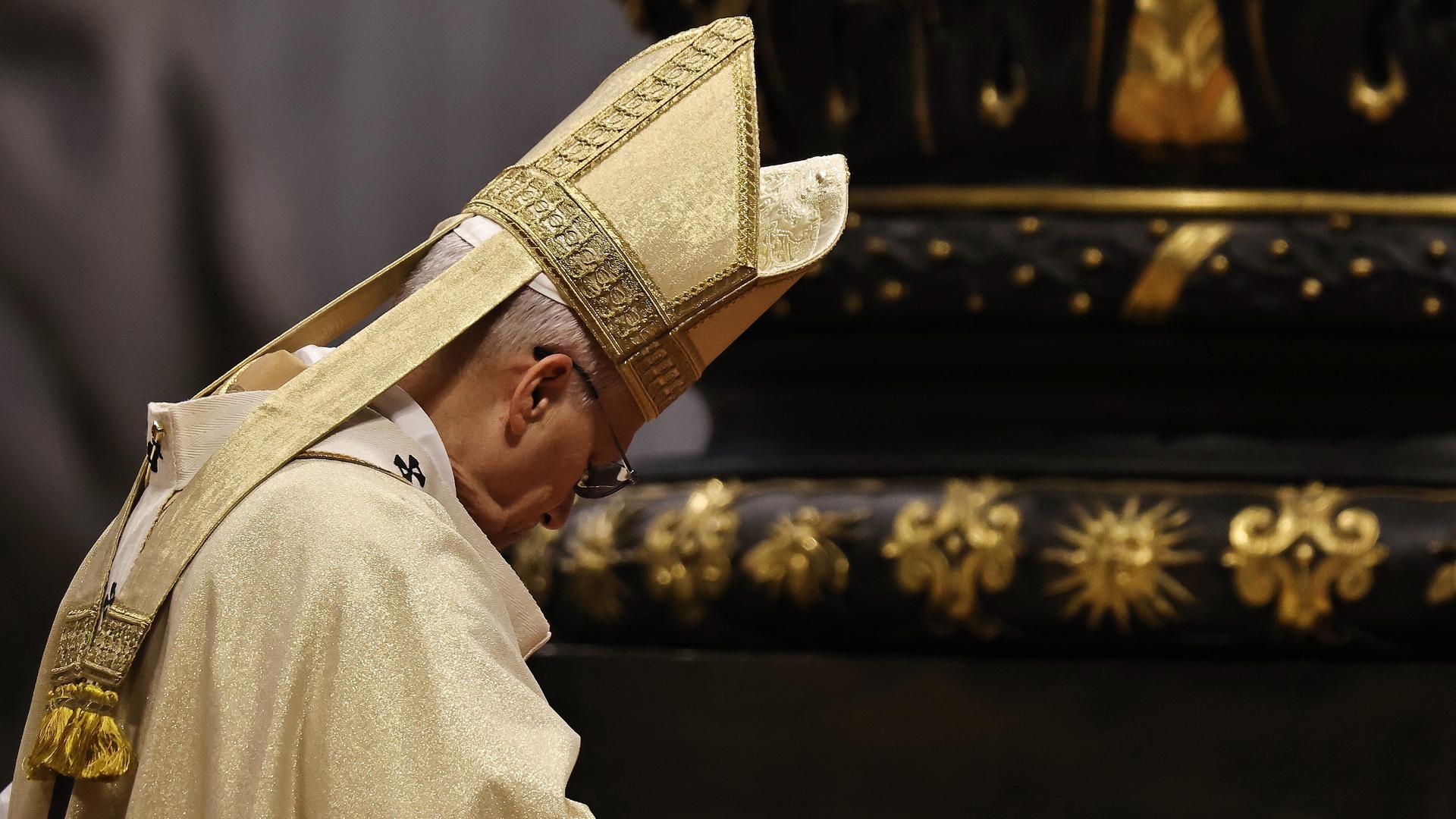 Papst Leo feiert eine Messe im Petersdom, er trägt eine goldene Mitra