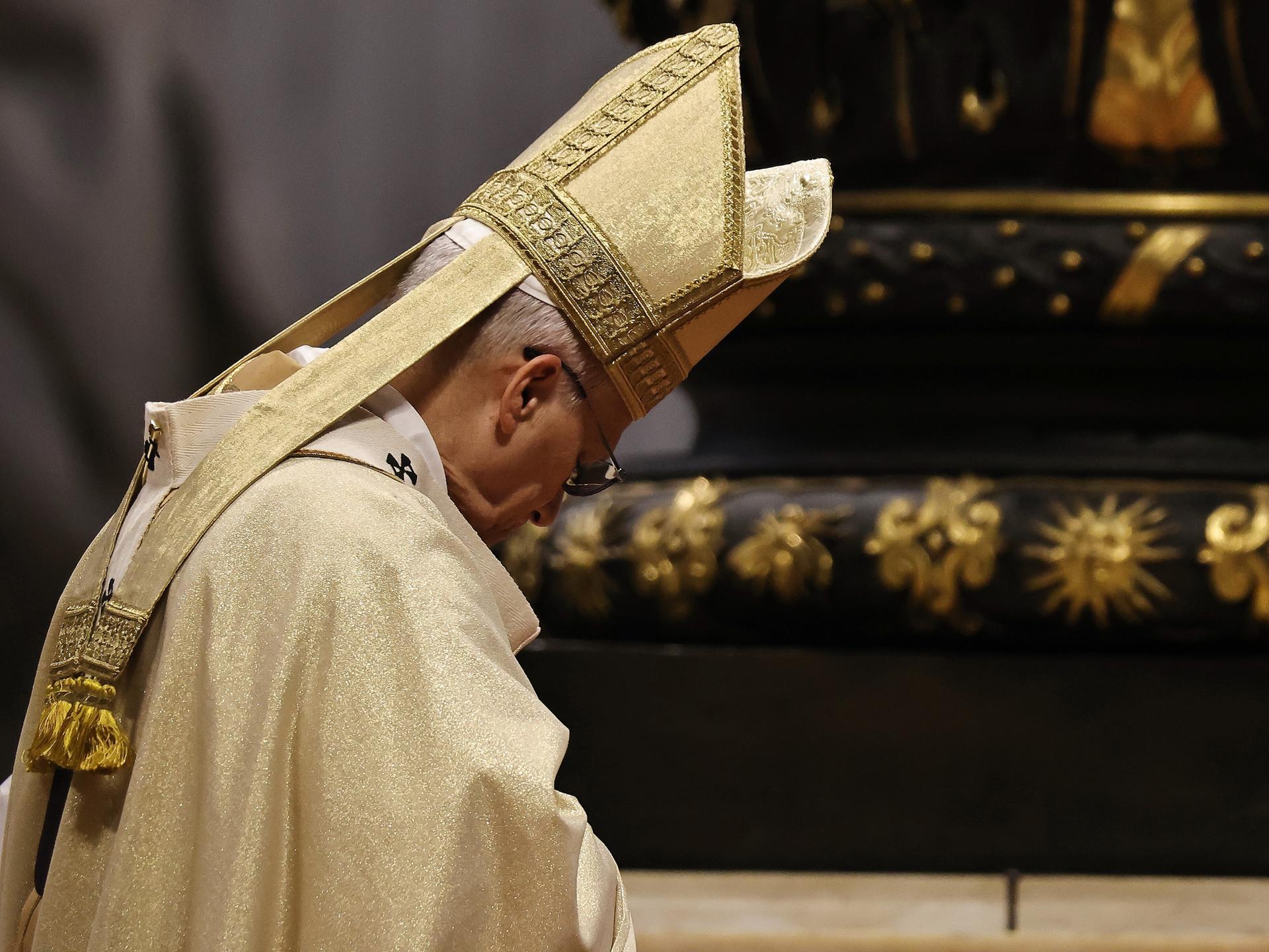 Papst Leo feiert eine Messe im Petersdom, er trägt eine goldene Mitra