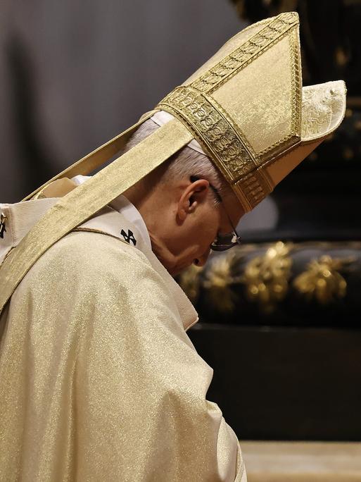 Papst Leo feiert eine Messe im Petersdom, er trägt eine goldene Mitra