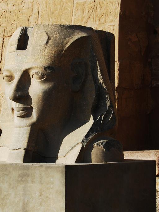 Schon bei ihrer Ankunft in Luxor werden Prof. van Dusen und sein Begleiter vor dem Fluch des Pharao gewarnt. Zu sehen: Eine Pharo-Skulptur vor einer sandfarbenen Wand in Luxor
