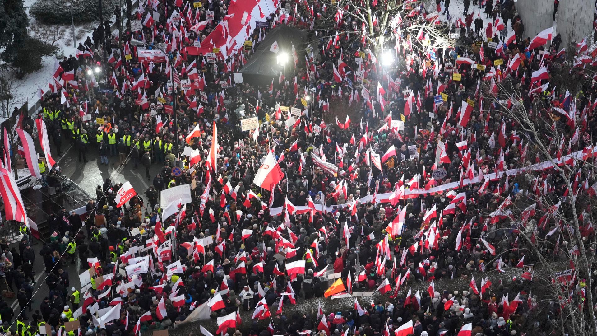 Bild von oben auf die große Menge, die polnische Flaggen schwenkt.