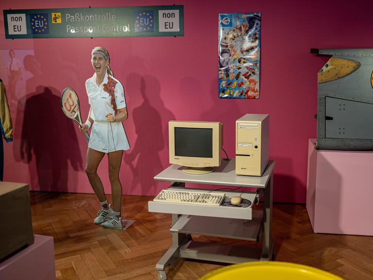 Das Bild zeigt einen Raum der neuen Dauerausstellung im Haus der Geschichte in Bonn, u.a. einen ALDI PC von 1997, einen Pappaufsteller von Steffi Graf und ein Verkaufsschild von Eiscreme Das Bild zeigt einen Raum der neuen Dauerausstellung im Haus der Geschichte in Bonn, u.a. einen ALDI PC von 1997, einen Pappaufsteller von Steffi Graf und ein Verkaufsschild von Eiscreme