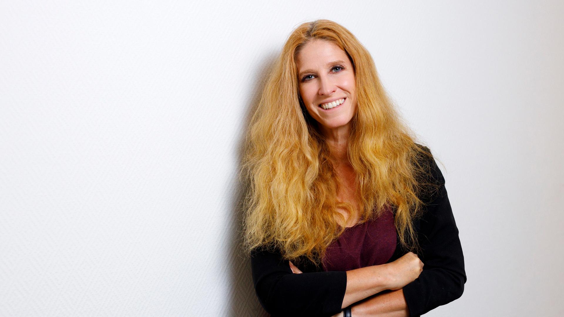 Autorin Ursula Poznanski lächelt in die Kamera Autorin Ursula Poznanski lächelt in die Kamera