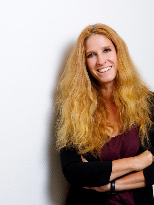 Autorin Ursula Poznanski lächelt in die Kamera