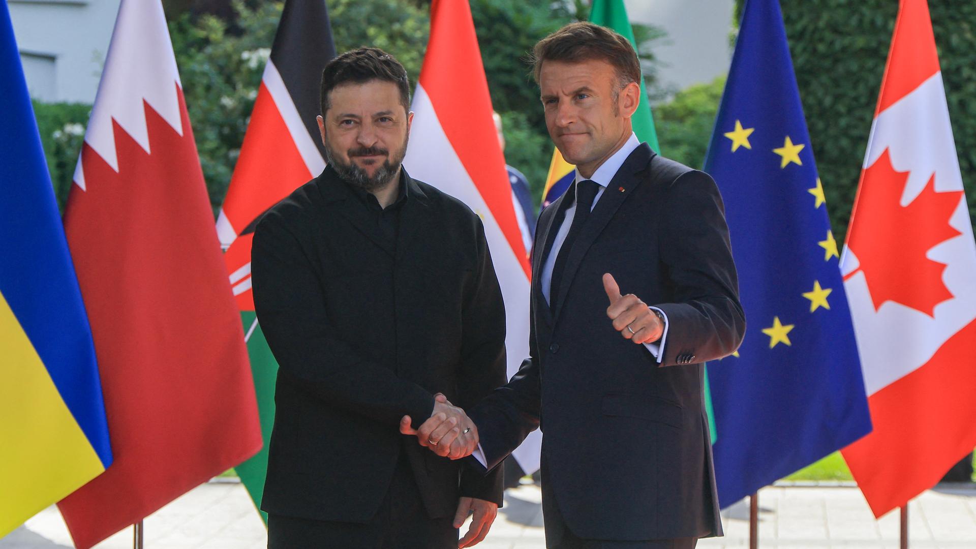 Frankreichs Präsident Emmanuel Macron begrüßt den ukrainischen Präsidenten Wolodymyr Selenskyj vor der Arbeitssitzung mit den G7-Staats- und Regierungschefs und der Ukraine während des G7-Gipfels in Évian.