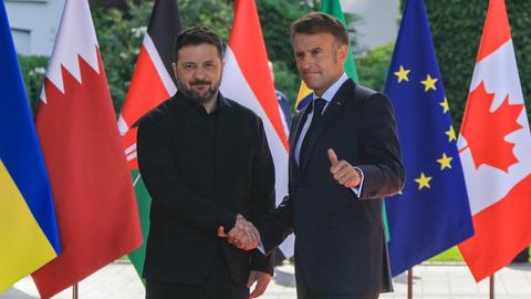 Frankreichs Präsident Emmanuel Macron begrüßt den ukrainischen Präsidenten Wolodymyr Selenskyj vor der Arbeitssitzung mit den G7-Staats- und Regierungschefs und der Ukraine während des G7-Gipfels in Évian.
