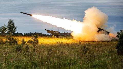 Ukrainische Artillerie feuert eine Rakete ab.